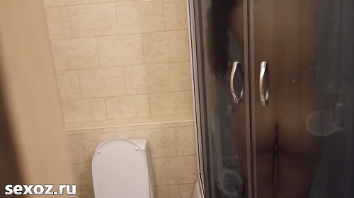 Дрочер подсматривает за голой сводной сестрой в душе снимая на телефон