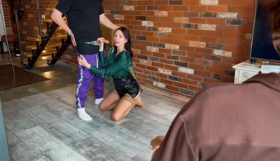 Красавица привела домой нового жениха и трахнулась на глазах у куколда