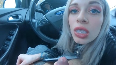 Русская нимфоманка завезла незнакомца в лес для сладкого минета